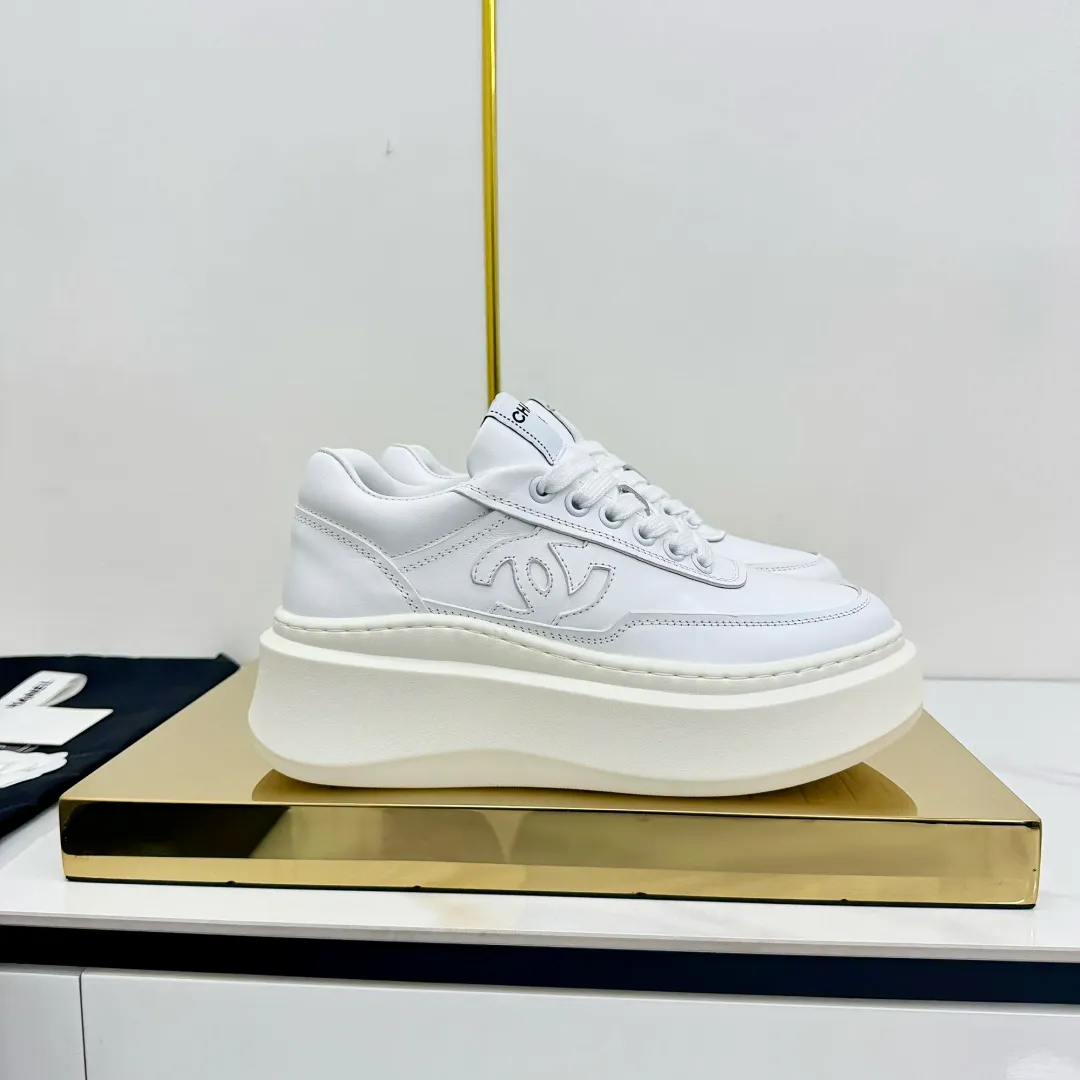 👟👟Ex-factory price 600👟👟 Upgraded version, upgraded version, upgraded version! No rebuttal accepted! ! ! ! Chanel Chanel panda shoes! 2025 counter's top casual sports shoes. This classic design; the upper is electro-embroidered with a variety of techniques; the outsole is fashionable and sporty; the unusual inclusion of a variety of color matching elements... The diversified mix and match is very good-looking and versatile, and can be used for leisure, fashion, sports, and outdoor... ꫛꫀꪝ Go➫ Materials: ❶Upper made of: original imported first-layer silk cowhide + original waterproof cloth + original first-layer cowhide ❷Inner lining: Original Yangli+Net ❸Outsole based on: Original TPU combination outsole Counter boutique packaging complete set for women 35–41 👉 👉 👉 👉 👉